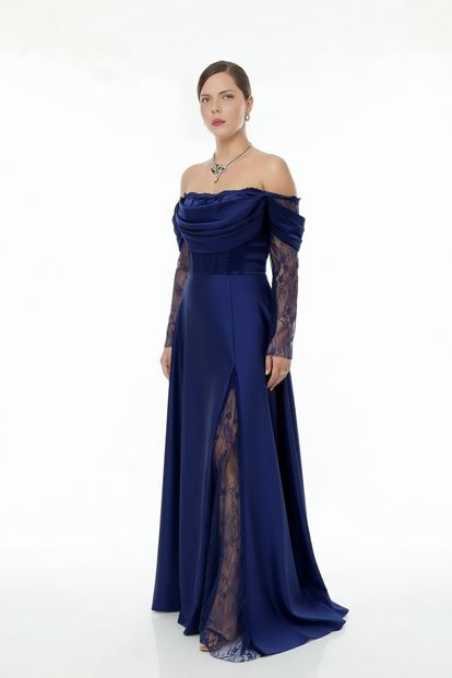 فستان سهرة بمقاسات كبيرة من الساتان الأزرق الداكن بتصميم الكورسيه